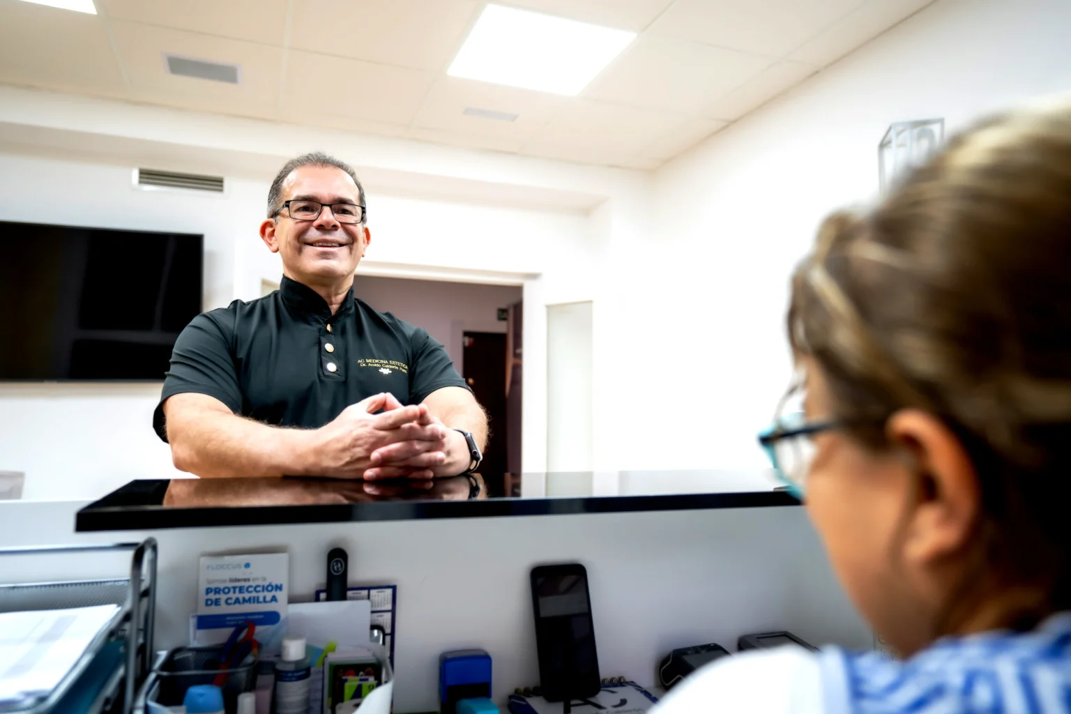 Dr. Aroldo Calderón en consulta médica privada de bienestar masculino